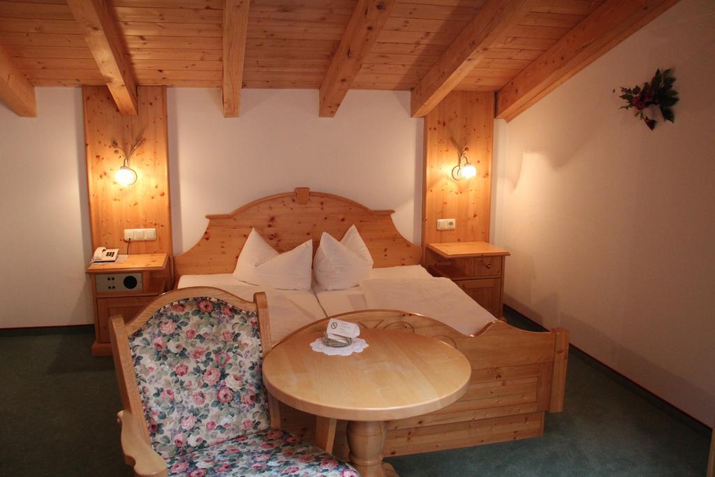 Hotel Winklerhof Holzgau Quarto foto